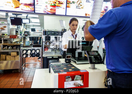 Florida, FL South, Miami Beach, McDonald's, Restaurant Restaurants Essen Essen Essen Essen Essen Essen gehen Cafe Cafés Bistro, innen, Fast Food, Theke, Erwachsene Stockfoto