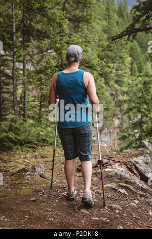 Reife Frau Wandern im Wald Stockfoto