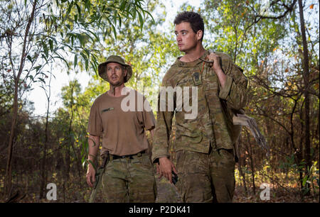 Australische Armee Lt David Hasler, rechts, und der Australischen Armee Sgt Dominic Hamon gehen Sie zurück in ihr Lager mit einem WALLABY sie gefangen, während die Jagd während der Phase des Überlebens der Übung Kowari, in der Daly River Region des Northern Territory gehalten werden, die am 7. September 2016. Kowari ist eine australische Armee-gehostete überleben Fähigkeiten trainieren, die Zusammenarbeit im Bereich der Verteidigung zwischen den Truppen aus den USA, Australien und China zu erhöhen. (Australian Defence Force Foto von Cpl. Jake Sims) Stockfoto