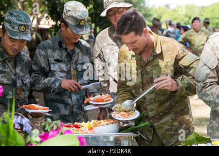 Australische Armee Sgt Dominic Hamon hilft, sich selbst zu einigen Meeresfrüchten den Abschluss der 5-tägigen Phase des Überlebens der Übung Kowari 2016 zu feiern, in der Daly River Region des Northern Territory am 8. September 2016. Kowari ist eine australische Armee-gehostete überleben Fähigkeiten trainieren, die Zusammenarbeit im Bereich der Verteidigung zwischen den Truppen aus den USA, Australien und China zu erhöhen. (Australian Defence Force Foto von Cpl. Jake Sims) Stockfoto