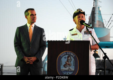 SAN PEDRO - Vice Adm. Nora Tyson, Commander, U.S. 3 Flotte und Los Angeles Bürgermeister Eric Garcetti geben Erläuterungen während der Bürgermeister / Flotte Woche Stiftung VIP-Empfang an Bord des Schlachtschiffes Iowa Museum Samstag, 3. September 2016. Die Eröffnungs-Los Angeles Flotte Woche bietet der Öffentlichkeit die Möglichkeit, Schiffe zu Tour, treffen Segler, Marines, und die Mitglieder der Küstenwache und ein besseres Verständnis dafür, wie das Meer Service der nationalen Verteidigung der Vereinigten Staaten und die Freiheit der Meere Unterstützung gewinnen. (U.S. Coast Guard Foto von Petty Officer 1st Class Gina Ruoti) Stockfoto