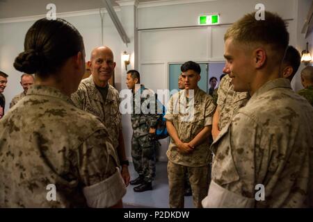 Generalleutnant David H. Berger, US Marine Corps Forces Pacific Commander, spricht mit US Marine Teilnehmer während der Übung Kowari Abschlusszeremonie an Larrakeyah Kasernen, Northern Territory, Australien, September 9, 2016. Der Zweck der Übung Kowari sollen die Vereinigten Staaten, Australien und China's Freundschaft und Vertrauen, die trilaterale Zusammenarbeit in der Indo-Asia-Pazifik-Region. (U.S. Marine Corps Foto von Lance Cpl. Osvaldo L. Ortega III) Stockfoto