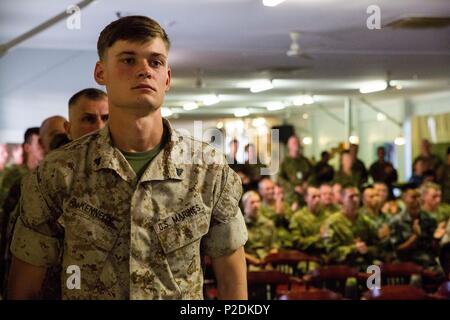 Us Marine Cpl. Joshua Kennedy, eine Übung Kowari Teilnehmer und andere Teilnehmer nehmen teil, die in der Übung Kowari Abschlusszeremonie an Larrakeyah Kasernen, Northern Territory, Australien, an Sept. 9, 2016. Der Zweck der Übung Kowari sollen die Vereinigten Staaten, Australien und China's Freundschaft und Vertrauen, die trilaterale Zusammenarbeit in der Indo-Asia-Pazifik-Region. Kennedy, von Winnebago, Illinois, ist mit 1.BATAILLON, 1. Marine Regiment, Marine Drehkraft - Darwin. (U.S. Marine Corps Foto von Lance Cpl. Osvaldo L. Ortega III) Stockfoto