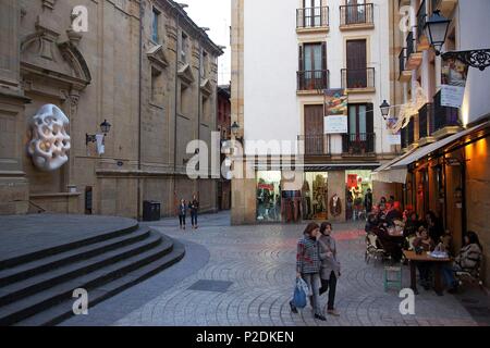 Spanien, Baskenland, San Sebastian, Platz der Basilika Santa Maria del Coro mit seinem Cafe Terrasse Stockfoto