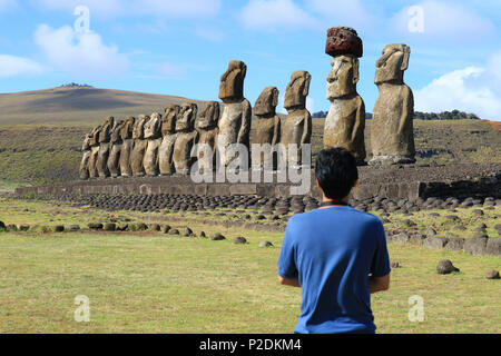 Ein Mann bewundern die großen Moai Statuen von Ahu Tongariki, Ostern, Insel, Chile, Südamerika Stockfoto