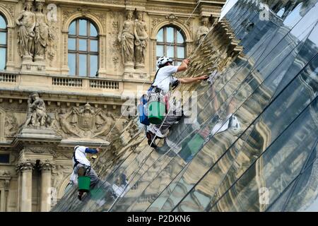 Frankreich, Paris, Bereich als Weltkulturerbe von der UNESCO, dem Louvre Museum, Fensterputzer auf der Glasfassade der Louvre Pyramide von dem Architekten Ieoh Ming Pei Stockfoto