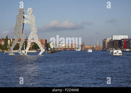 Skulptur der Molecule Man in der Nähe von Bridge Oberbaumbruecke, Spree, Berlin, Deutschland, Europa Stockfoto