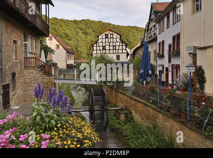 Blick von der Brücke in der Nähe der Stadt Tor Untertor zu einem Bach und Mühlrad, Meisenheim, Landkreis Bad Kreuznach, Stockfoto