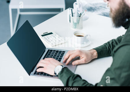 Teilweise mit Blick auf die Unternehmer Arbeiten am Laptop mit leerer Bildschirm am Arbeitsplatz Stockfoto
