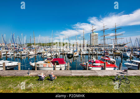 Blick über die Marina zu einem Segelschiff, Hansestadt Lübeck Travemünde, Ostsee, Schleswig-Holstein, Deutschland Stockfoto