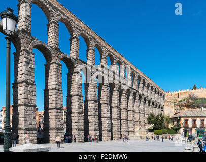 Segovia Aqueduct. Die 1 Tiziano römische Aquädukt von der Plaza Artilleria, Segovia, Spanien Stockfoto