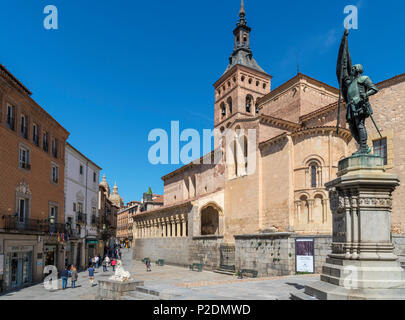 Segovia, Schmerzen. Plaza de San Martin, Kirche San Martin und die Statue von Juan Bravo, Segovia, Castilla y Leon, Spanien Stockfoto