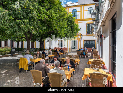 Barrio Santa Cruz, Sevilla, Spanien. Restaurants an der Plaza de Donaa Elvira, Barrio Santa Cruz, Sevilla, Andalusien, Spanien Stockfoto