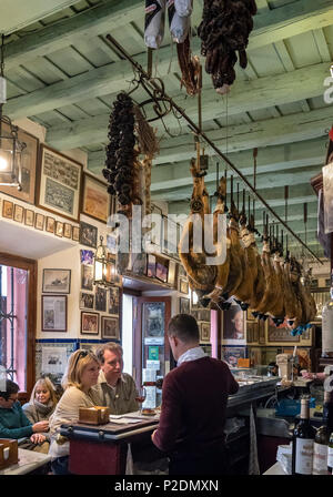 Tapas Bar, Sevilla, Spanien. Barkeeper, Wein zu ein Paar in einer Tapas Bar in der Nähe von Barrio Santa Cruz, Sevilla, Andalusien, Spanien, Stockfoto