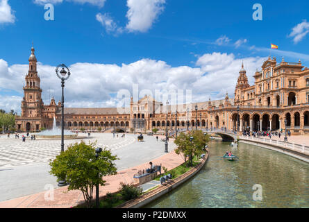 Plaza de Espana, Sevilla, Spanien. Bootfahren auf dem Kanal in der Plaza de Espana, Parque de Maria Luisa, Sevilla, Andalusien, Spanien Stockfoto