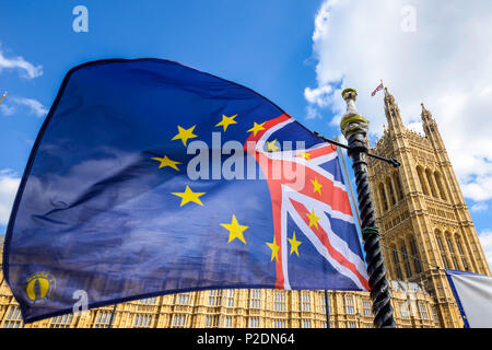 Kombinierte EU- und britische Flagge vor dem Palast von Westminster, Houses of Parliament. Europäische Union Jack-Flag-Kombination, Anti-Brexit-Remainer Protest Stockfoto