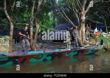 Frankreich, Französisch Guyana (überseedepartement), Maripasoula, Dam bei PCF Saut Sonnelle, Gendarmen und Marsouins Anteil der Post, alle drei Monate verstärkt durch rotierende Einheiten, hier der Roten Barette des 3 RPIMa Stockfoto