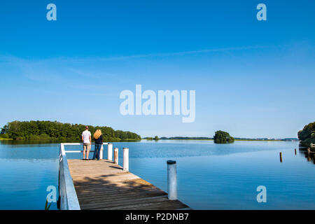 Paar auf einem Pier am See Plön, Bosau, Holsteinische Schweiz, Ostholstein, Schleswig-Holstein, Deutschland Stockfoto