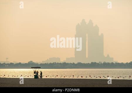 Die Vereinigten Arabischen Emirate, Abu Dhabi und die Corniche, Fairmont Marina Residenzen in Al Marina District im Hintergrund Stockfoto