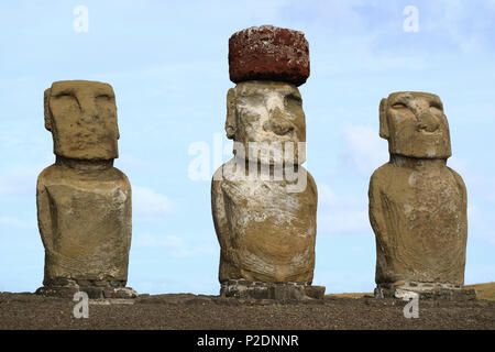 Drei der 15 riesigen Moai Statuen von Ahu Tongariki auf der Osterinsel, Chile, Südamerika Stockfoto