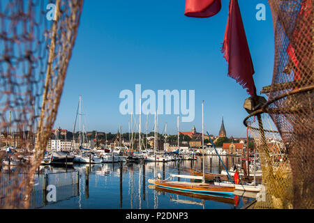 Blick durch ein fischernetz in Richtung der Altstadt, Flensburg, Ostsee, Schleswig-Holstein, Deutschland Stockfoto