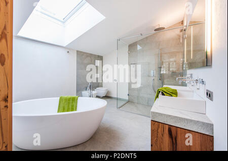 Badezimmer in einem Penthouse in einem modernen alpenländischen Stil, Kitzbühel, Tirol, Österreich, Europa Stockfoto