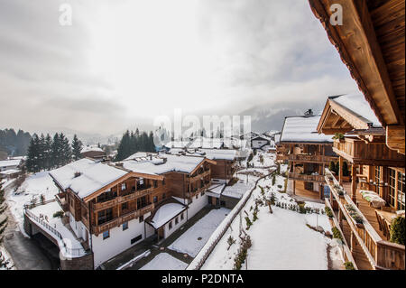 Blick auf Kitzbühel der Penthouse Terrasse in einem modernen alpenländischen Stil, Kitzbühel, Tirol, Österreich, Europa Stockfoto