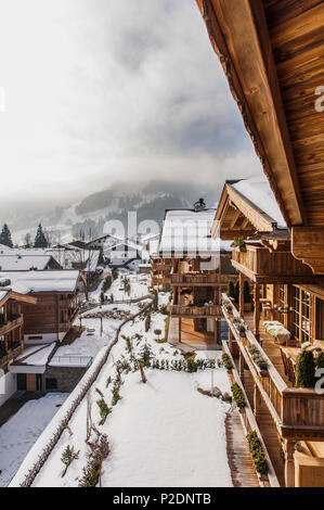 Blick Richtung Kitzbühel aus dem Penthouse Terrasse in einem modernen alpenländischen Stil, Kitzbühel, Tirol, Österreich, Europa Stockfoto