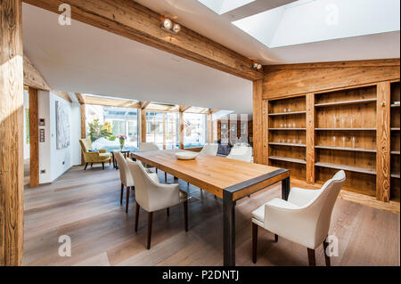 Esszimmer in einem Penthouse in einem modernen alpenländischen Stil, Kitzbühel, Tirol, Österreich, Europa Stockfoto