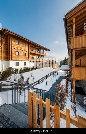 Häuser in Kitzbühel im typisch alpenländischen Stil, Tirol, Österreich, Europa Stockfoto