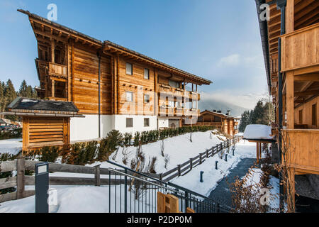 Häuser in Kitzbühel im typisch alpenländischen Stil, Tirol, Österreich, Europa Stockfoto