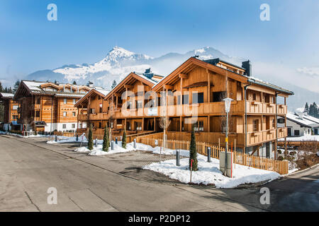 Häuser in Kitzbühel im typisch alpenländischen Stil, Tirol, Österreich, Europa Stockfoto