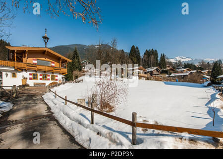 Häuser in Kitzbühel im typisch alpenländischen Stil, Tirol, Österreich, Europa Stockfoto