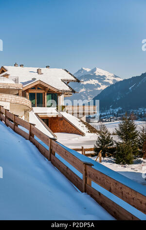 Häuser in Kitzbühel im typisch alpenländischen Stil, Tirol, Österreich, Europa Stockfoto