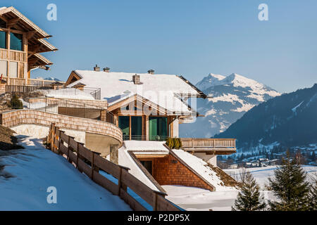 Häuser in Kitzbühel mit einem typischen alpenländischen Stil, Tirol, Österreich, Europa Stockfoto