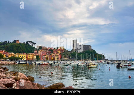 Levanto/Ligurien - Italien/Mai 2018: Schöne Aussicht auf die Stadt Lerici auf Ligurische Küste von Italien in der Provinz von La Spezia. Ansicht vom Meer in Schloss von Stockfoto