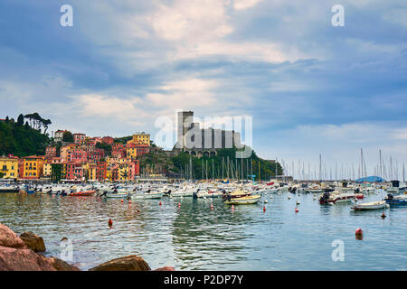 Levanto/Ligurien - Italien/Mai 2018: Schöne Aussicht auf die Stadt Lerici auf Ligurische Küste von Italien in der Provinz von La Spezia. Ansicht vom Meer in Schloss von Stockfoto