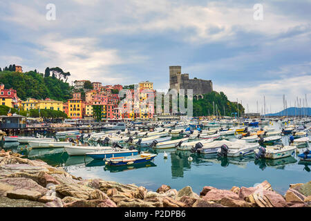 Levanto/Ligurien - Italien/Mai 2018: Schöne Aussicht auf die Stadt Lerici auf Ligurische Küste von Italien in der Provinz von La Spezia. Ansicht vom Meer in Schloss von Stockfoto