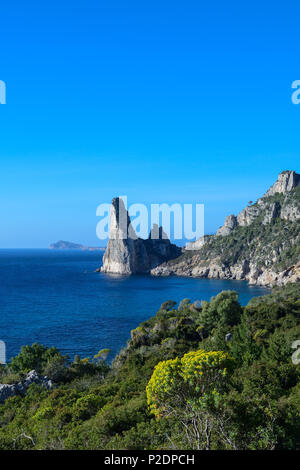 Rock-Nadel in der Nähe von Pedra Longa, Santa Maria Navarrese im Hintergrund, Selvaggio Blu, Sardinien, Italien, Europa Stockfoto