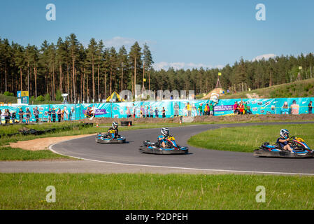 Gebiets Ropaži, Lettland - 24. MAI 2018: Student Sport Spiele ZZ-Meisterschaft. Schüler aus verschiedenen Klassen zeigen ihre Fähigkeiten im Fahren ein karting auf dem rac Stockfoto