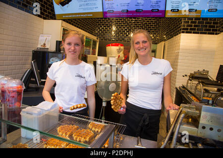 Zwei junge Frauen verkaufen leckere Belgische Waffeln bei Chez Albert Bäckerei und Waffel Shop in der Altstadt, Brügge Brügge, Flandern Stockfoto