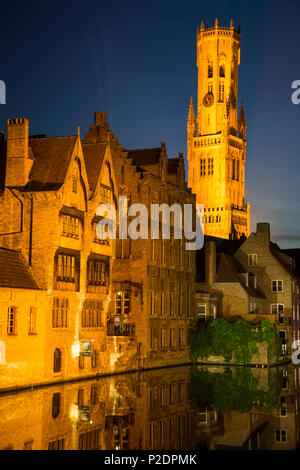 Der Glockenturm und Gebäuden ist Abends beleuchtet entlang dem Kanal im historischen Stadtzentrum, Brügge Brügge, Flandern, Belgien Stockfoto