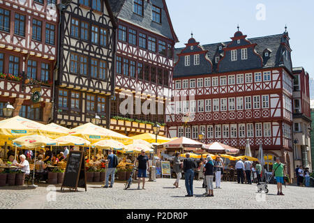 Fachwerkhäuser mit Sitzgelegenheiten im Freien an Restaurants auf Roemerberg Square, Frankfurt am Main, Hessen, Deutschland, Europa Stockfoto