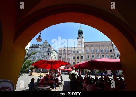 Max-Josef Platz mit St. Nikolaus Kirche, Rosenheim, Oberbayern, Bayern, Deutschland Stockfoto