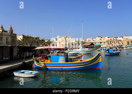 Bunte Luzzu Boote im Hafen von Marsaxlokk, Süd-Ost-Küste von Malta. Stockfoto