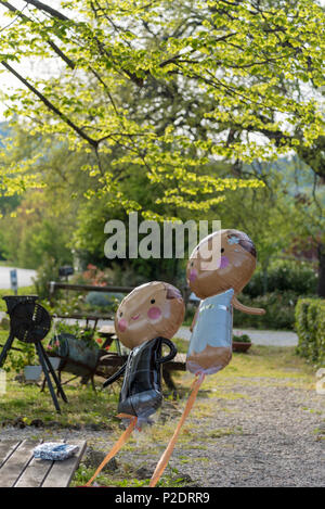 Braut und Bräutigam Ballons am Ende der Hochzeit Partei verlassen Stockfoto