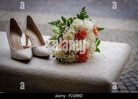 Hochzeit Zubehör für den Morgen der Braut in Weiß. Wedding Bouquet und Schuhe. Stockfoto