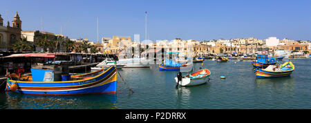 Bunte Luzzu Boote im Hafen von Marsaxlokk, Süd-Ost-Küste von Malta. Stockfoto