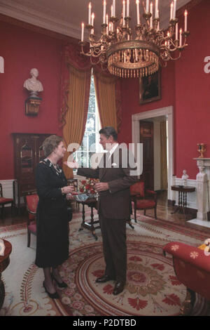 . Ronald Reagan im Gespräch mit Premierministerin Margaret Thatcher im Weißen Haus, das Rote Zimmer. 29. September 1983. ... 62 Thatcher und Reagan c 17383-11 EIN Stockfoto