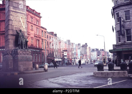 . Guten Schuß des Parnell Denkmal an der Kreuzung der Upper O'Connell Street, Parnell Street und Cavendish Row, Dublin. Die reich verzierten Poller sind nicht mehr zu sehen. Weiß jemand, was sie waren? Und beachten Sie die schönen alten Creme-farbige Telefonzelle. Der Text auf dem Denkmal ist eine leidenschaftliche Rede zur Unterstützung der Home Rule für Irland, dass Charles Stewart Parnell in Cork am 21. Januar 1885 gab: '... Kein Mensch hat das Recht, die Begrenzung einer Nation zu beheben. Kein Mensch hat das Recht auf sein Land zu sagen, "So sollst du gehen und nicht weiter', und wir haben nie versucht, die 'ne plus ul zu beheben Stockfoto